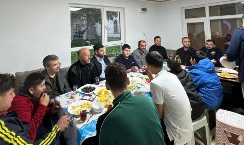 Erfelek'te gençler sabah namazında buluşup kahvaltı yaptılar