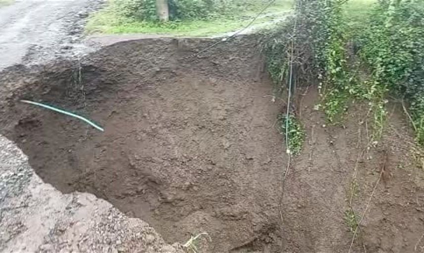 Sakarya'da yağışlar nedeniyle talihsiz çökme: Mahalleli barikatla önlem aldı