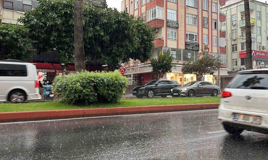 Alanya'da ani sağanak yağış, hazırlıksız yakalananları zor durumda bıraktı