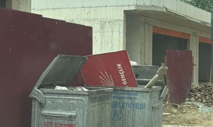 Trabzon'da CHP'den istifalar, gençlik kolları tabelası çöpe atıldı