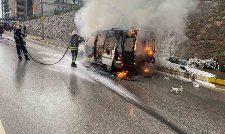 Kocaeli'de seyir halindeki araçta yangın paniği: Tamamen yanarak kullanılamaz hale geldi