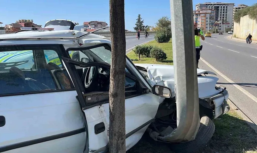 Kaza sonrası sürücüyü kayıp: Alanya'da aydınlatma direğine çarpan otomobilde 1 yaralı
