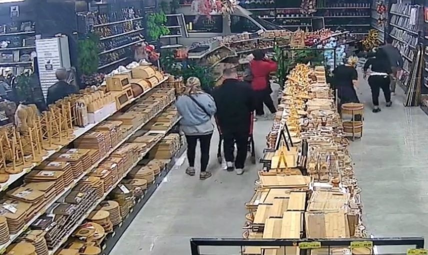 Bursa'da servis aracı züccaciye mağazasına daldı: Müşteriler şokta