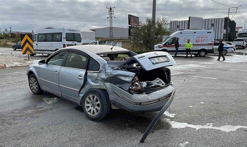 Karaman'da minibüs ile otomobil çarpıştı: yaralı sürücü hastaneye kaldırıldı