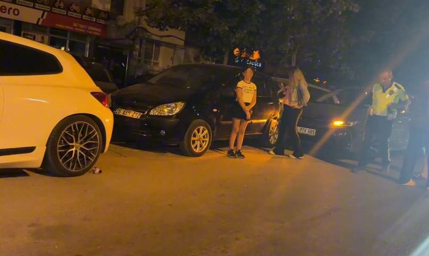 Eskişehir'de kontrolden çıkan otomobil park halindeki araçlara çarptı