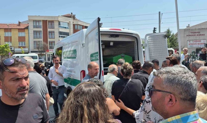 Eskişehir'deki trafik kazasında hayatını kaybeden kadın son yolculuğuna uğurlandı