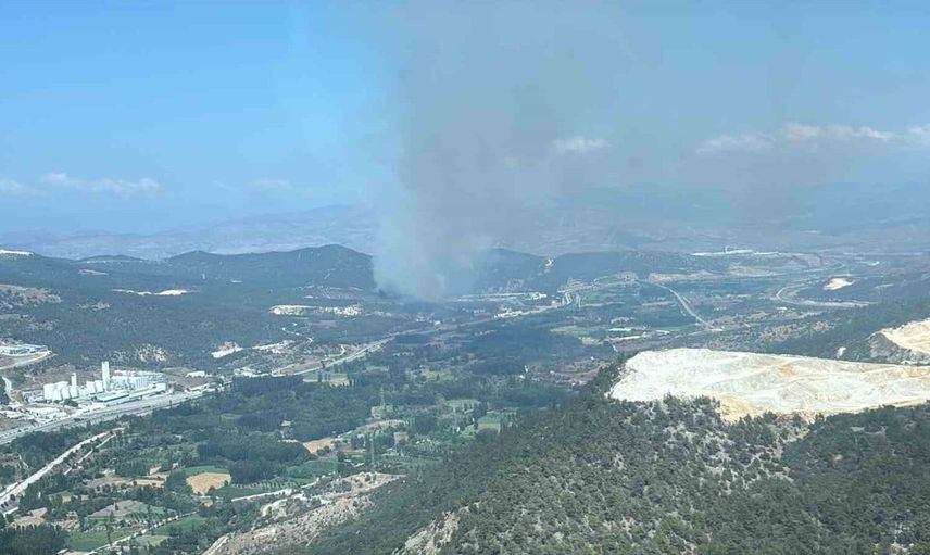 Bilecik'te orman yangınına havadan ve karadan müdahale sürüyor
