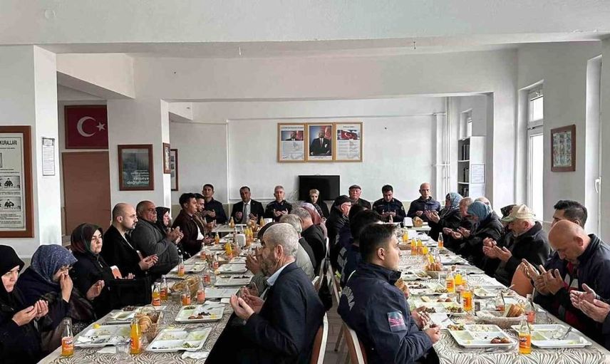 Altıntaş'ta şehit ailelerine anlamlı yemek programı düzenlendi