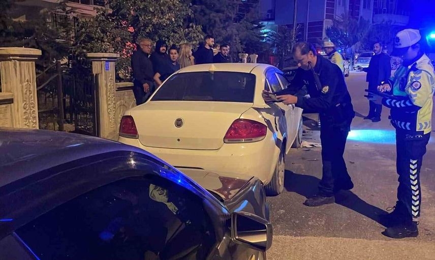 Karaman'da park halindeki araca çarpan otomobilde bir kişi yaralandı