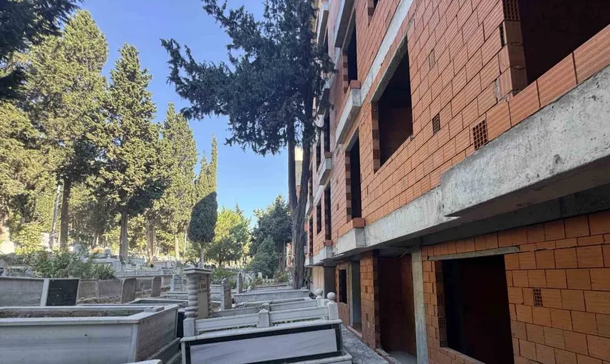 Avcılar'da mezarlık manzaralı daireler dikkat çekiyor