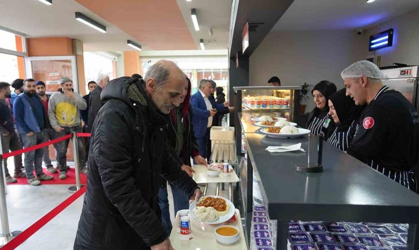 Bahçelievler Belediyesi'nden sosyal destek hamlesi: Ekmek 10 TL, sıcak yemek 55 TL