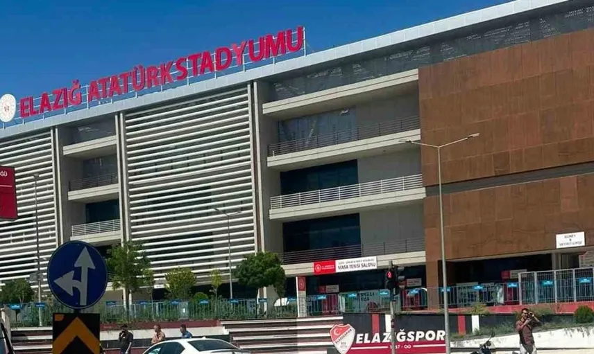 Elazığ'da otomobil ve motosiklet çarpıştı: 3 kişi hastaneye kaldırıldı
