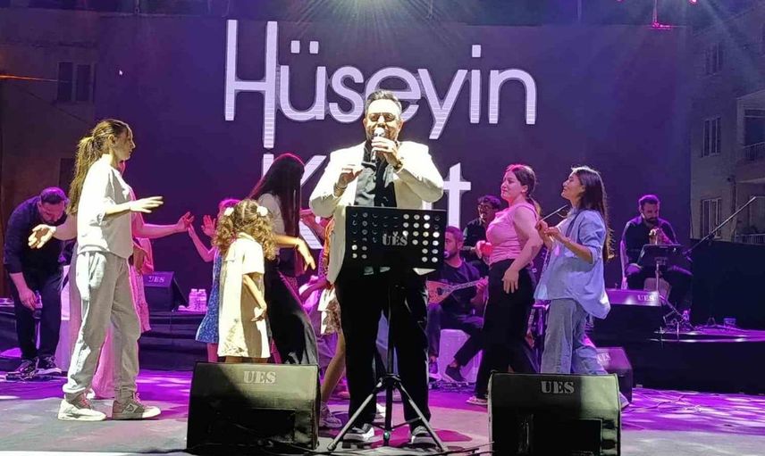 Selendi kurtuluşunu coşkuyla kutladı: Başkan Daban sahnede Hüseyin Kağıt'a eşlik etti