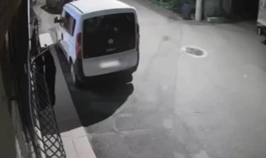 Bursa'da kıyafet hırsızlığı anları güvenlik kamerasında kaydedildi