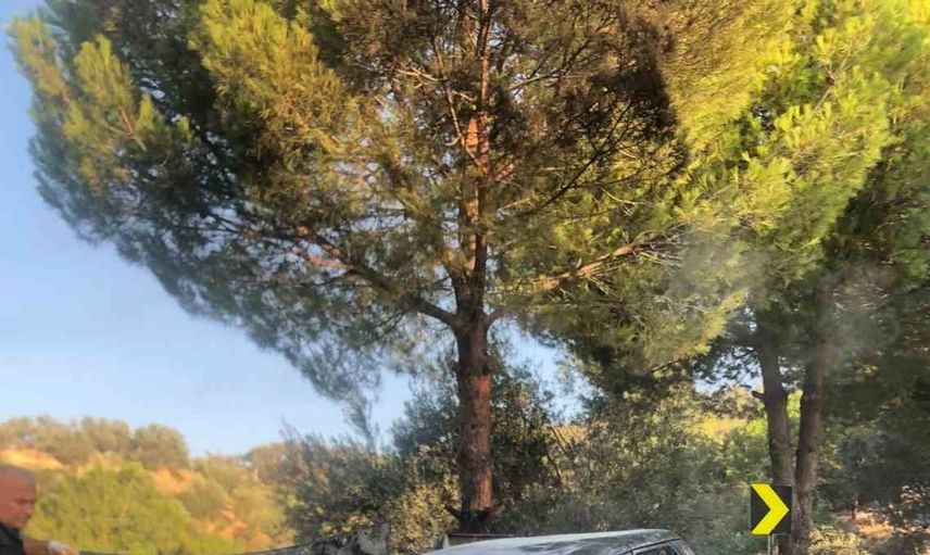 Edremit'te çıkan araç yangını itfaiye tarafından kontrol altına alındı