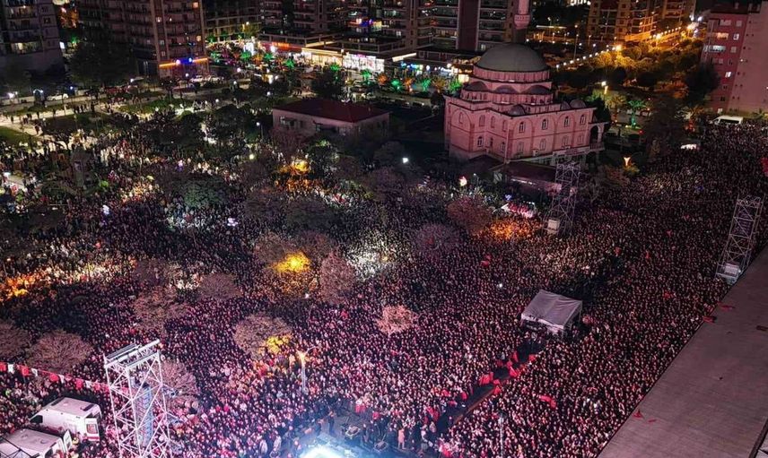 Menemen'de Cumhuriyet coşkusu dorukta: On binler konser alanında buluştu