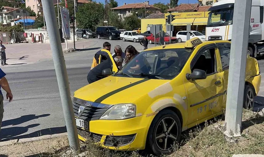 Çorum'da tırla çarpışan taksi sürücüsü hastaneye kaldırıldı