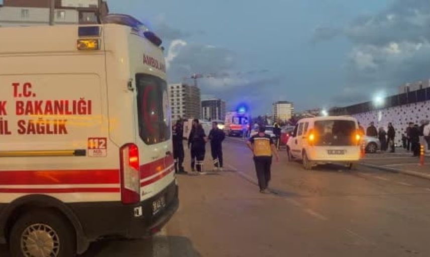 Kayseri'de kaza: Minibüs park halindeki otomobile çarparak devrildi