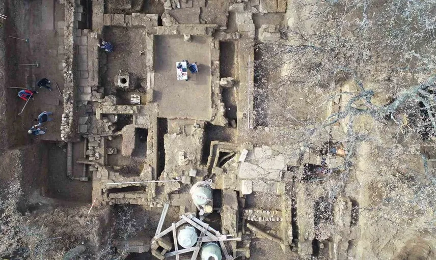 Adramytteion'da tarihi Roma villası ve mozaikler gün yüzüne çıkarıldı