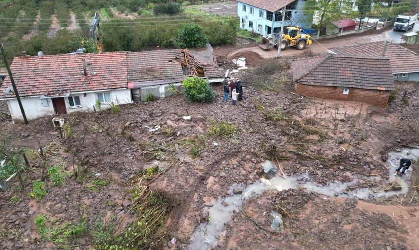 Sakarya'da sel felaketi: Yıkılan evin eşyaları molozlar arasında kayboldu