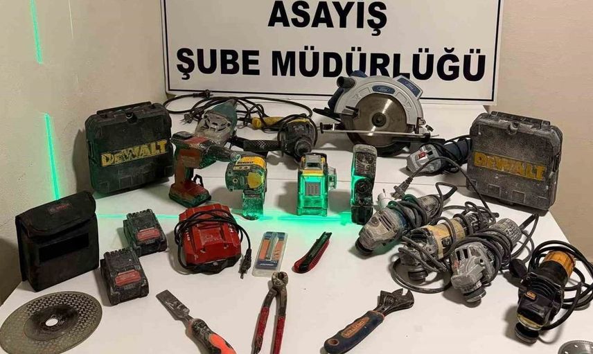 Bayburt'ta inşaat malzemeleri hırsızlığı: 120 bin liralık değerle tutuklanan şahıs adliyeye sevk edildi
