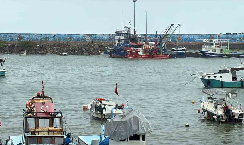 Karadeniz'de fırtına yüzünden balıkçılar limanda kaldı