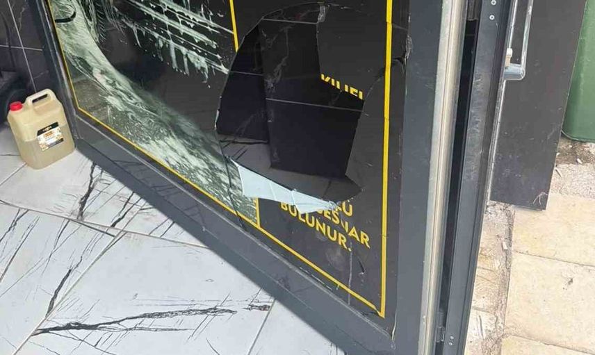 Alkollü şahıs iş yerinin camını tekmeleyerek kırdı