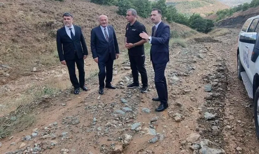 Erzincan milletvekili karaman, üzümlü'deki toprak kaymasını inceledi
