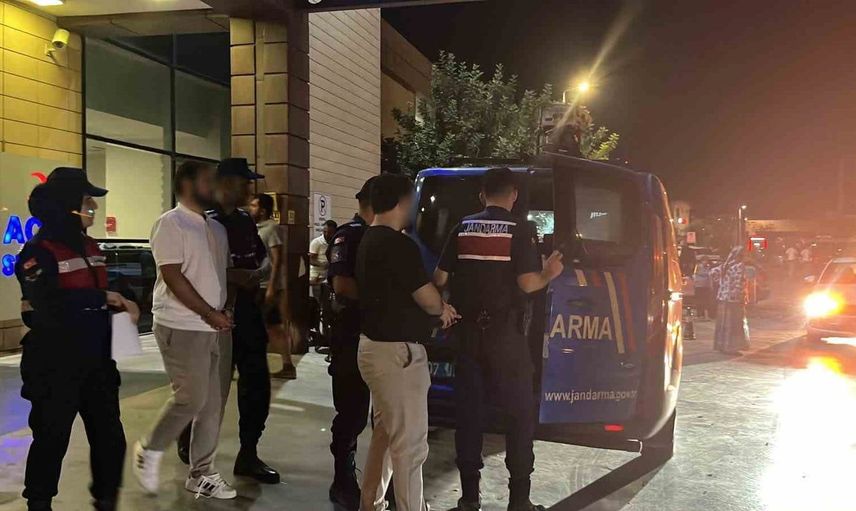 Vize dolandırıcılığı operasyonunda tutukluların ailelerinden gazetecilere sert tepki