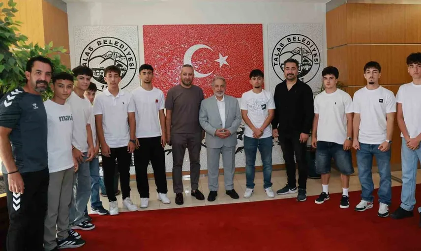 Talas Sporcu Fabrikası'ndan yeni yetenek transferi: 9 genç futbolcu Kayserispor'a gitti