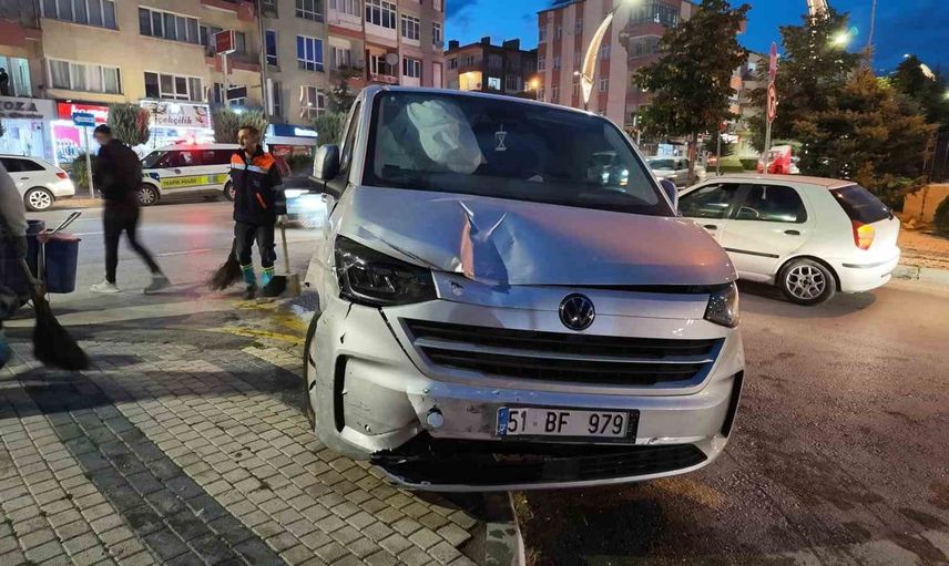 Niğde'de kaza: hafif ticari araç ağaca çarparak durdu, 3 kişi yaralandı