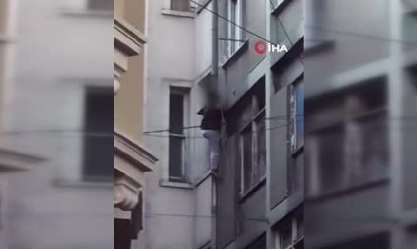 Beyoğlu'nda intihar girişiminde düşme anları kaydedildi