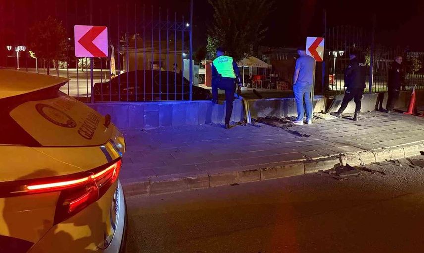 Kayseri'de ilginç bir kaza: Otomobil duvarı aşarak millet bahçesine girdi