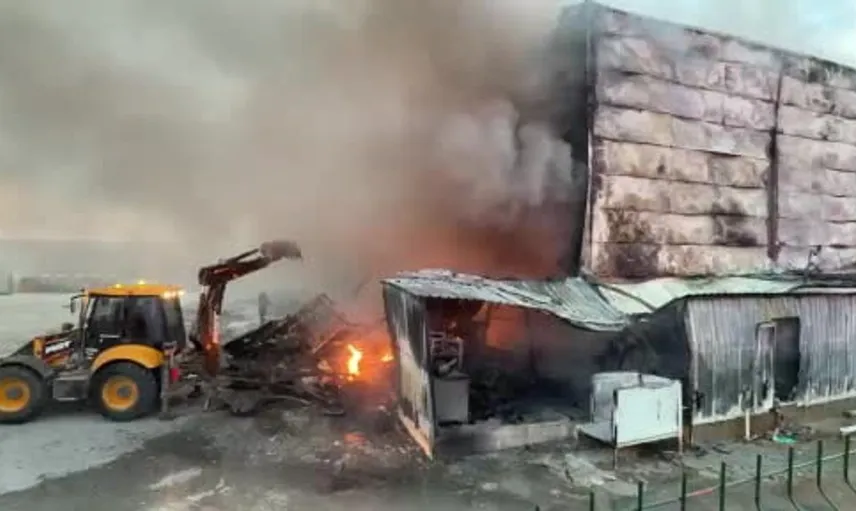 Kırklareli'ndeki ilaç fabrikasında çıkan yangın, itfaiye ekiplerinin müdahalesiyle kontrol altına alınmaya çalışılıyor