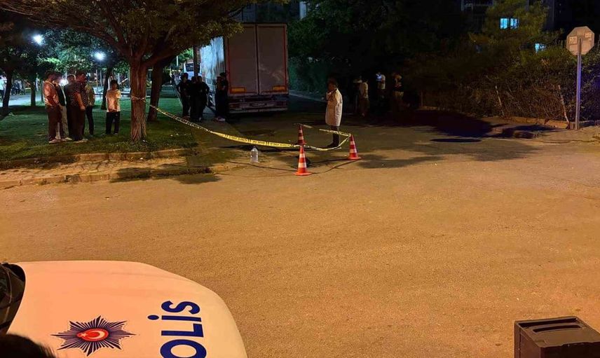 Kız meselesi yüzünden çıkan kavgada iki kişi bıçakla yaralandı