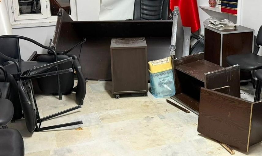 Kütahya'da AK Parti ilçe başkanlığına saldırı: Maddi hasar oluştu