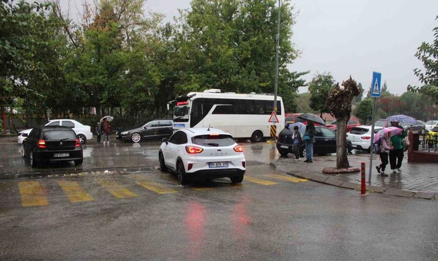 Aydın’da aniden bastıran sağanak yağış hayatı olumsuz etkiledi