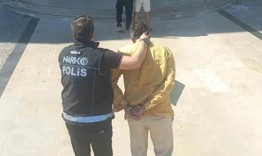 Uyuşturucu kaçakları Muğla'da polisten kaçarken yakalandı