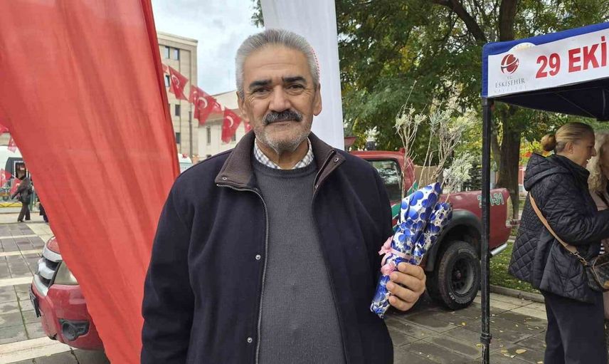 Eskişehir'de Cumhuriyet coşkusu: 1.103 lavanta fidanı dağıtıldı