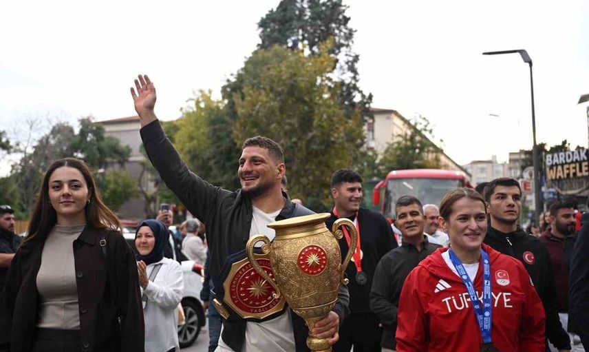 Balıkesir'de şampiyonlar coşkuyla karşılandı