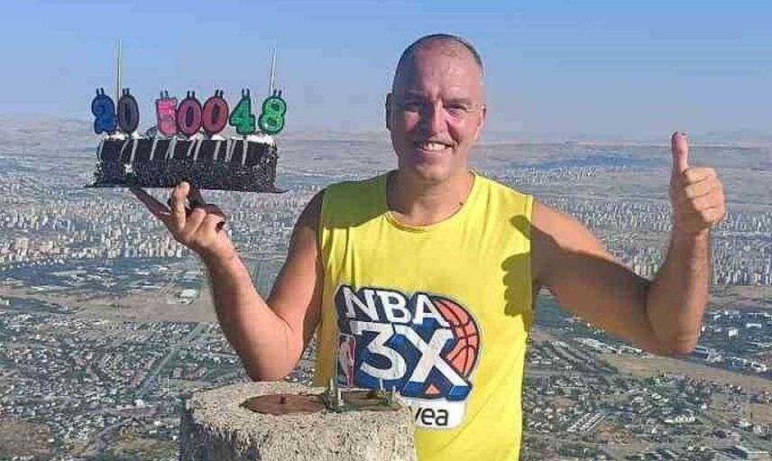 Hasan Aksoyak, 500. zirve tırmanışını üçlü kutlama ile gerçekleştirdi