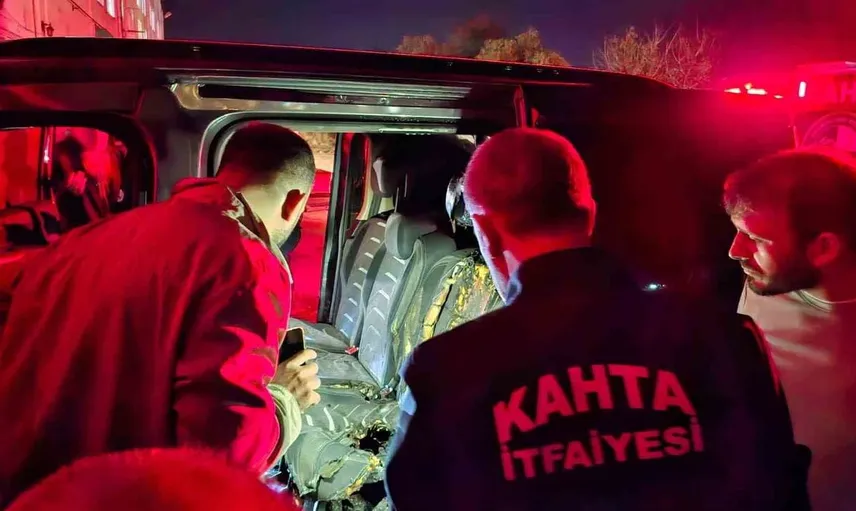Kahta'da park halindeki otomobil alev aldı: Fabrika çalışanları müdahale etti