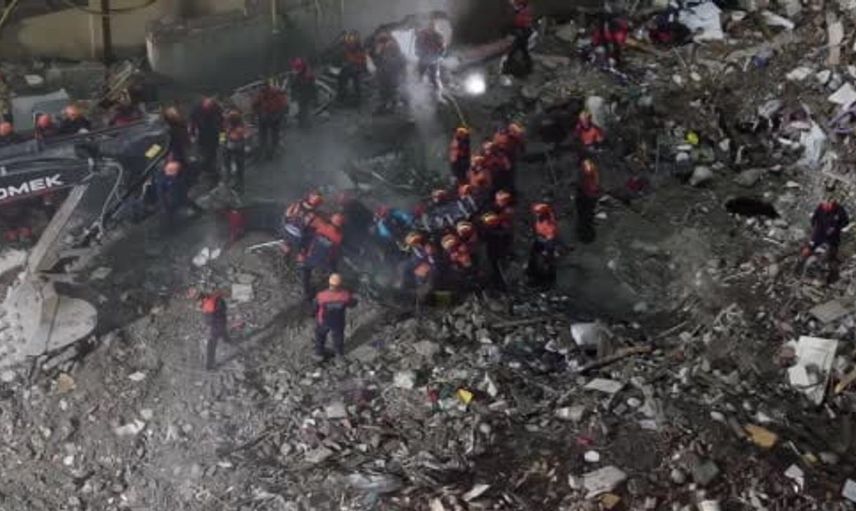 Maltepe'de çöken binanın enkazından 25 saat sonra son kurtulan kişi çıkarıldı