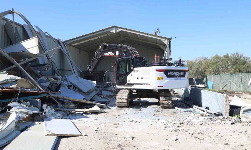 Nilüfer'de imara aykırı 600 metrekarelik kaçak fabrika yıkıldı
