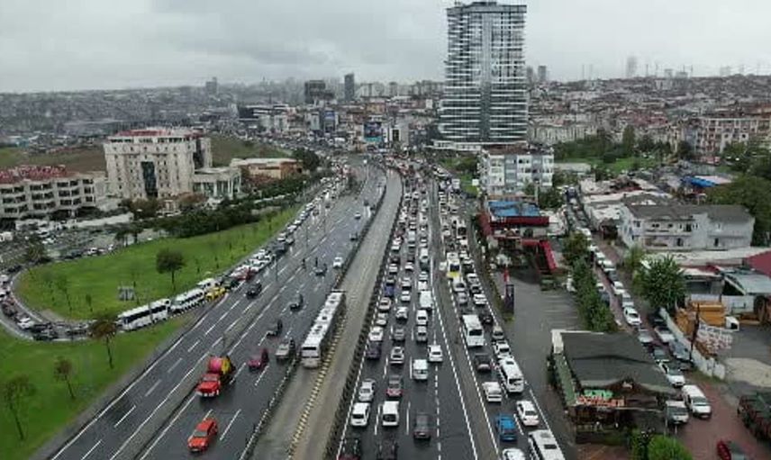 İstanbul’da sağanak yağış sonrası ağırlaşan trafik yolları kilitledi
