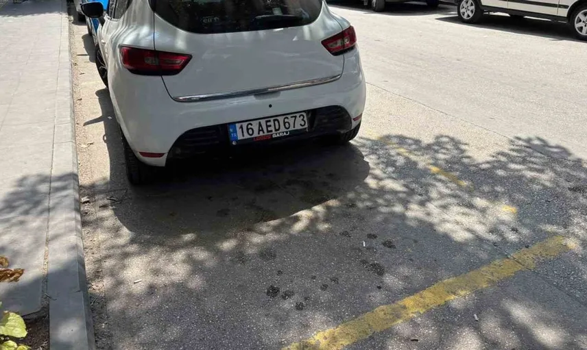 Bilecik'te ters yönden giden sürücü engelliler parkına park etti