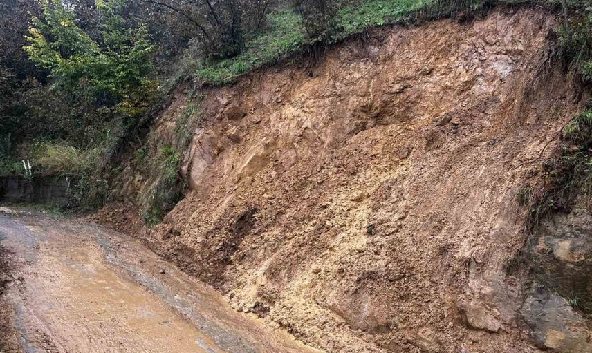 Akçakoca'da toprak kayması sonrası yol güvenliği için yoğun çalışmalar devam ediyor