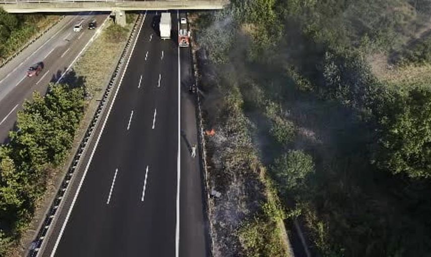 Yol kenarındaki izmarit yangını, itfaiye ekipleri tarafından büyümeden söndürüldü