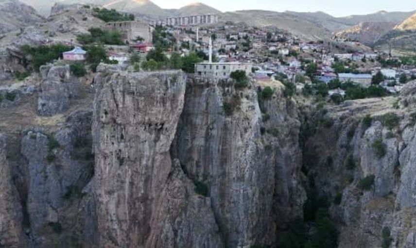 Diyarbakır’ın Çüngüş ilçesinde hayranlık uyandıran kayalık ev