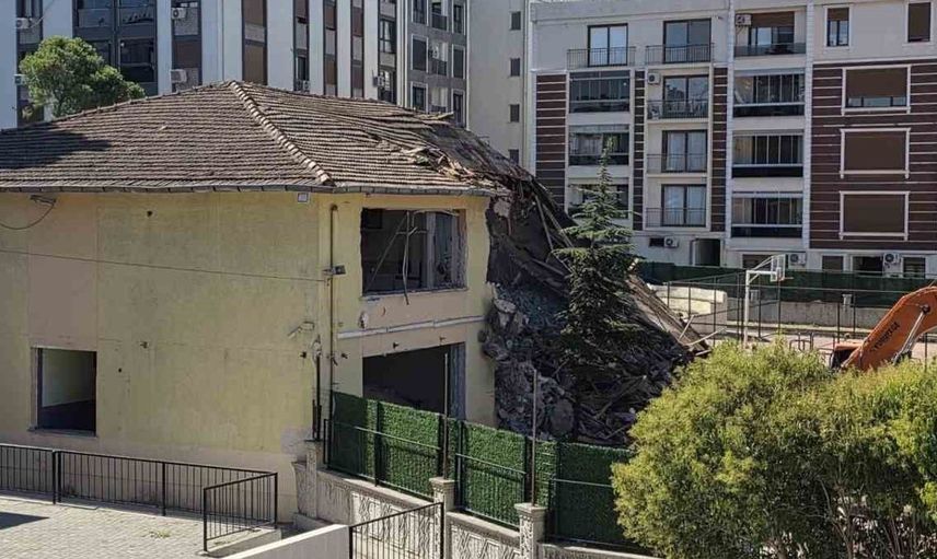 Aliağa'da 54 yıllık ortaokul binası güvenli gelecek için yıkıldı